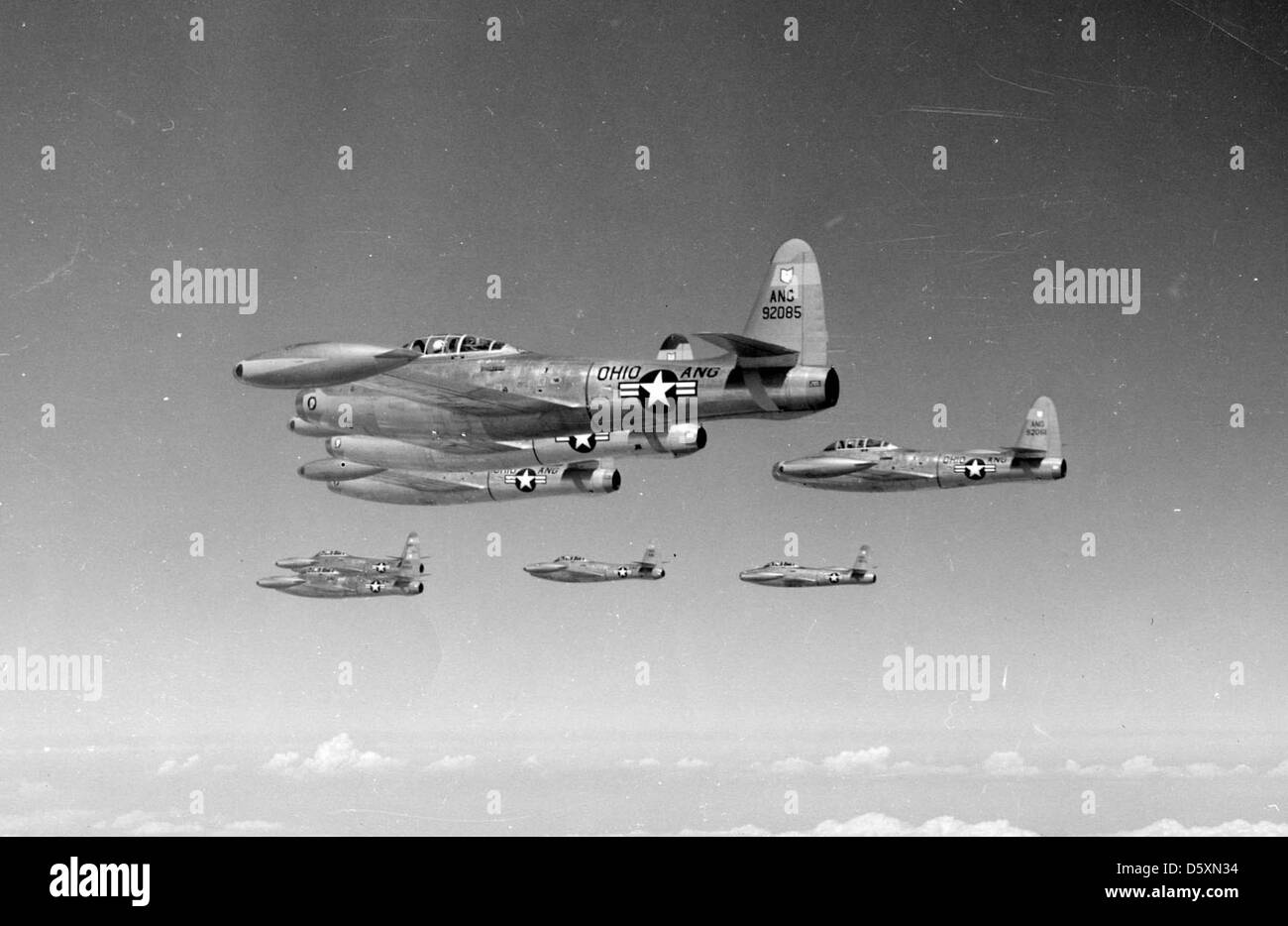 Die Republic F-84E-1-RE Thunderjet, betrieben von der Ohio Air National Guard (OHIO-ANG), war ein einsitziger Jet-Kampfflugzeug, der während der frühen Zeit des Kalten Krieges eingesetzt wurde. Er wurde hauptsächlich für Bodenangriffe und Luftabwehr eingesetzt. Stockfoto