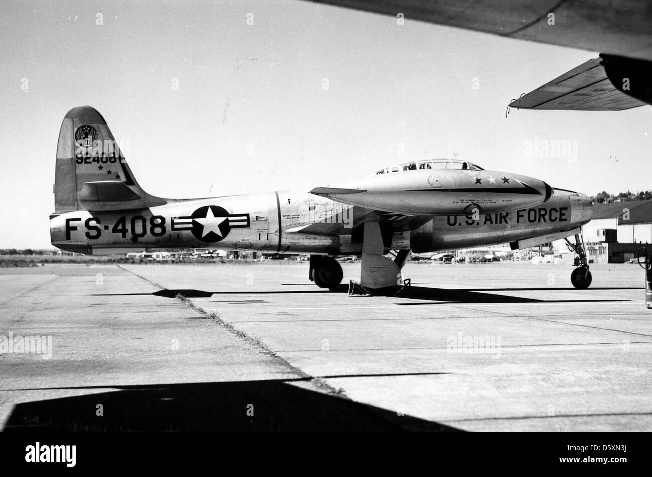 Die Republic F-84E-15-RE Thunderjet war ein Kampfflugzeug der US Air Force. Er wurde für Bodenangriffsmissionen konzipiert und wurde während des Koreakrieges eingesetzt, mit einem geraden Flügel und Jet-Antrieb. Stockfoto