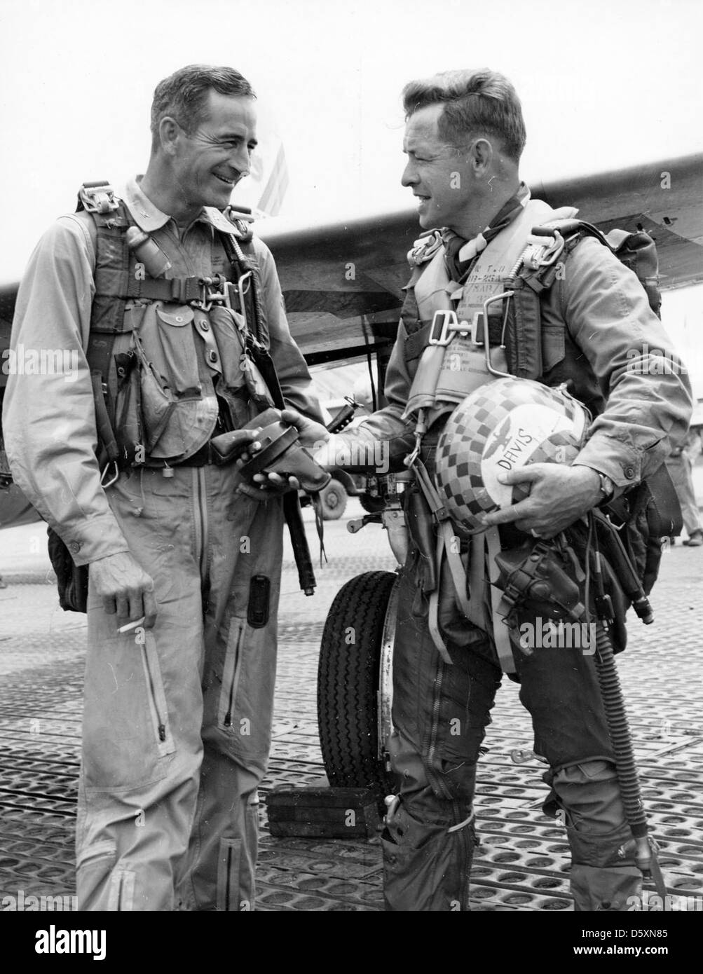 Auf seinem 100 Mission in der Republik (F-84 E) F-84G'Thunderjets', Oberst Victor E. Warford (links) 58 FBW commander Hände über seine Waffe zu seinem stellvertretenden Kommandeur, Oberst Joseph Davis Jr. ausfüllen Stockfoto