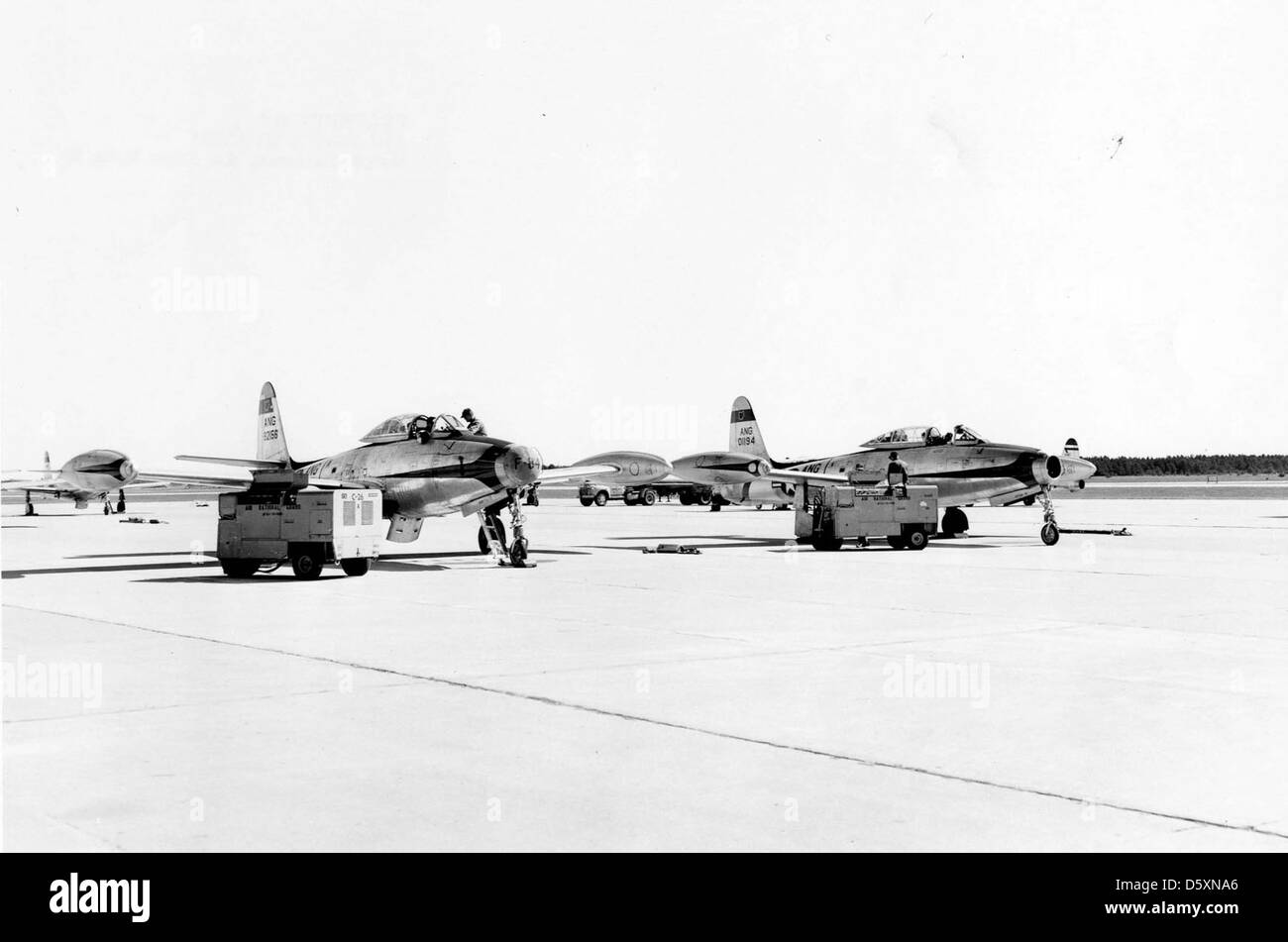 Die Republic F-84D und F-84E Thunderjets der Ohio Air National Guard (OHIO-ANG) wurden während des Kalten Krieges für taktische Bodenangriffe und Kampfflugzeuge eingesetzt. Sie spielten eine Rolle in der Verteidigungsstrategie des US-Militärs. Stockfoto