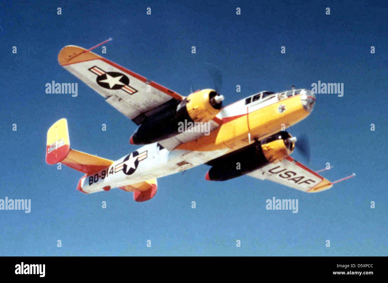 Ein US-Air Force North American TB-25J "Mitchell", ursprünglich B-25J-30-NC während Edwards AFB am 1. Januar 1954 zugeordnet. Stockfoto