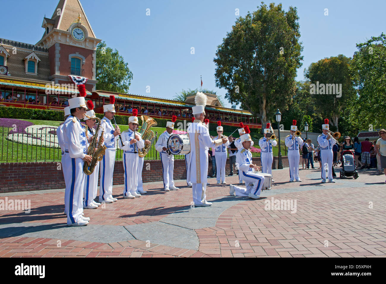 Blaskapelle am Eingang zum Disneyland, Anaheim, Kalifornien, USA Stockfoto