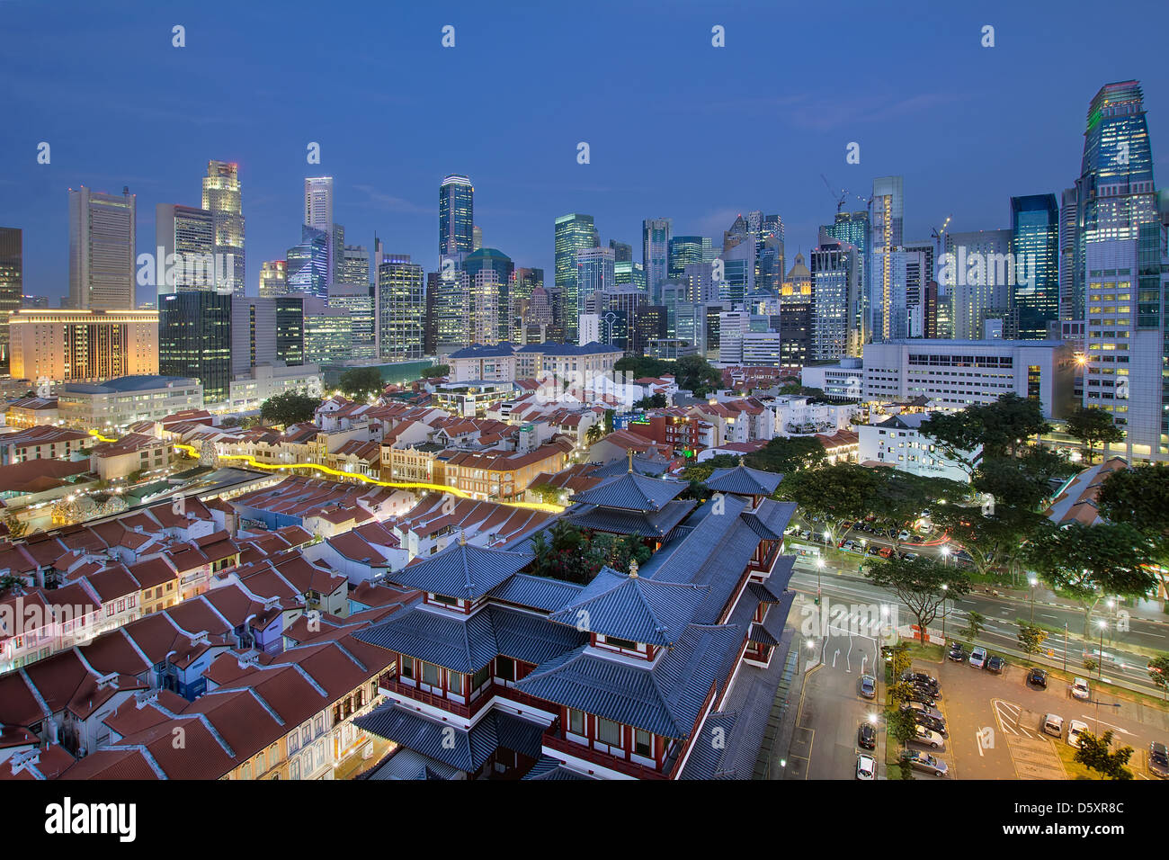 Singapur City Central Business District (CBD) über Chinatown Gebiet mit alten Häusern und chinesischen Tempel zur blauen Stunde Stockfoto