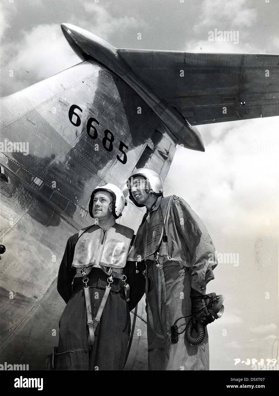 Die Martin XA-45 XB-51, auch „Dragon“ oder „Panther“ genannt, wird zusammen mit Robert Matt (ziviler Flugtestingenieur der USAF) und Captain Lee Horn (Testpilot der USAF) gezeigt, die während der Entwicklung die Fähigkeiten des Flugzeugs testen. Stockfoto