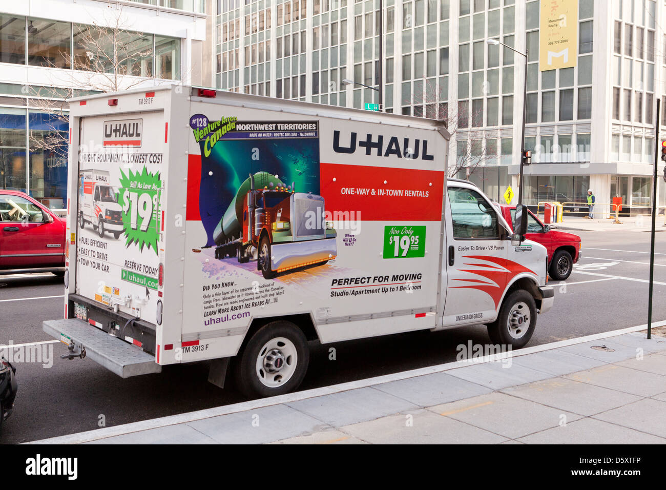 U-Haul Truck im urban Street - Vereinigte Staaten Stockfoto