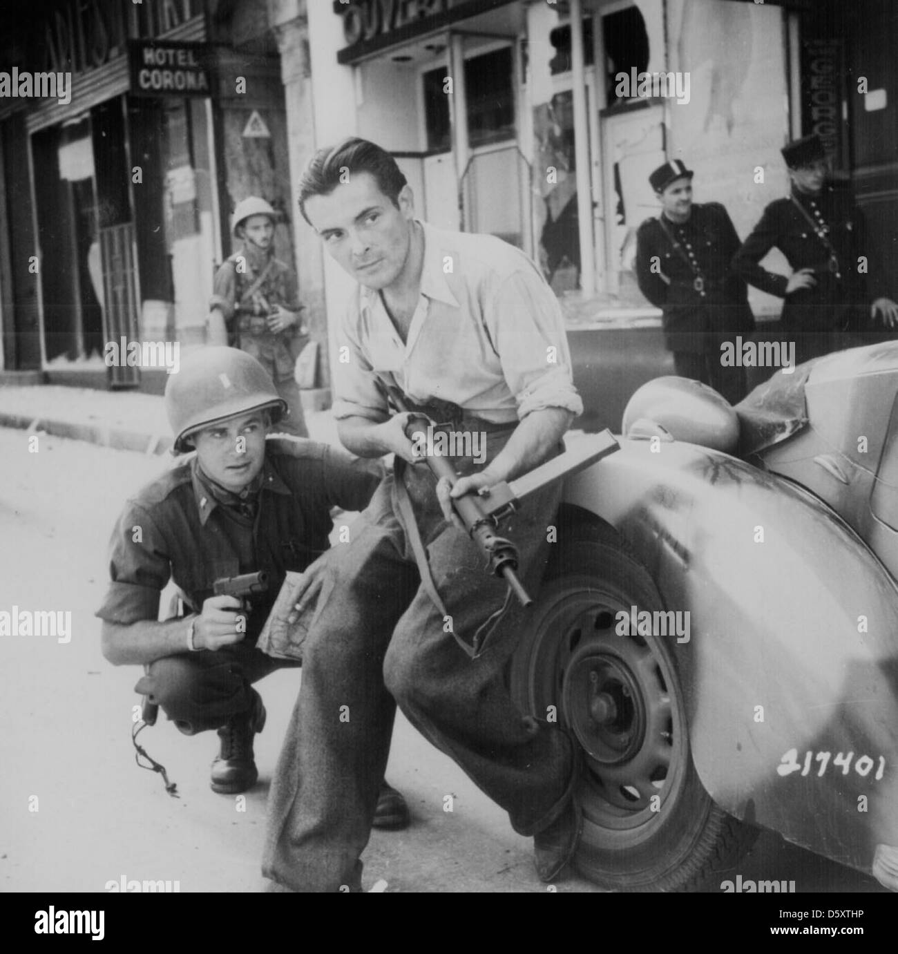 Der französische Widerstand und die amerikanischen Streitkräfte arbeiteten während des Zweiten Weltkriegs zusammen, um die deutsche militärische Besetzung Frankreichs zu bekämpfen. Ihre Bemühungen umfassten Sabotage, Geheimdienste und direkte Aktionen gegen deutsche Truppen. Stockfoto