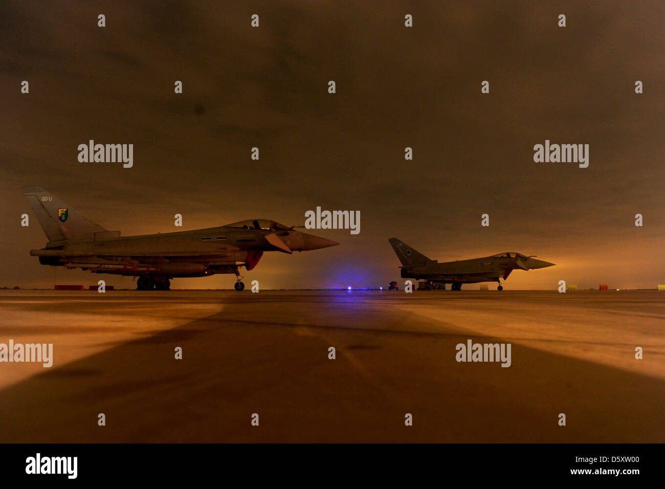 Die ersten Eurofighter-Taifune der Royal Air Force starten für die Mission „No Fly Zone“ in Libyen und setzen während des Konflikts von 2011 Sanktionen der Vereinten Nationen durch. Diese Mehrzweck-Kampfflugzeuge wurden eingesetzt, um die Überlegenheit der Luftfahrt aufrechtzuerhalten und NATO-Operationen in der Region zu unterstützen. Stockfoto