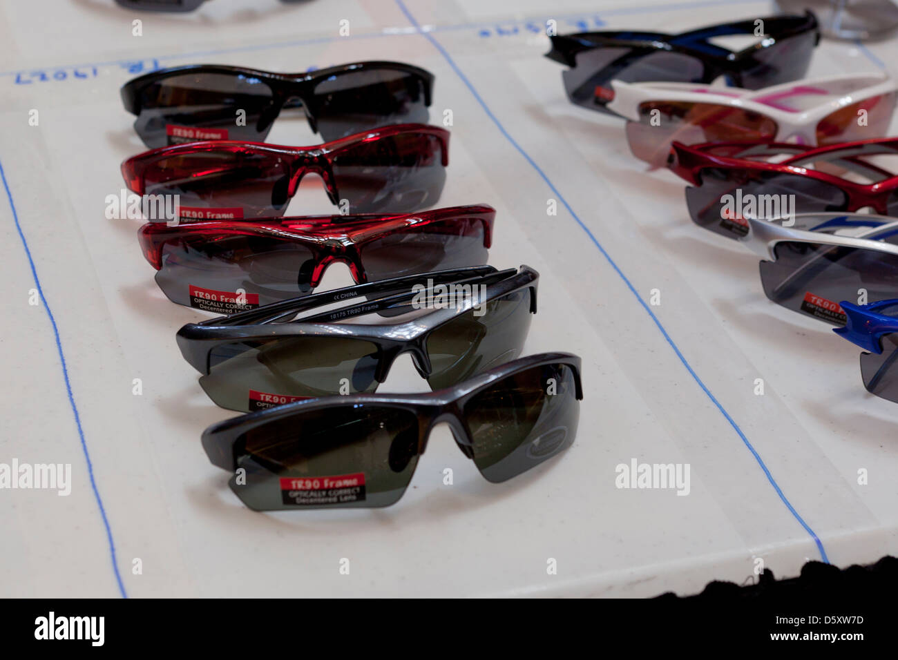 Sonnenbrille auf dem display Stockfoto