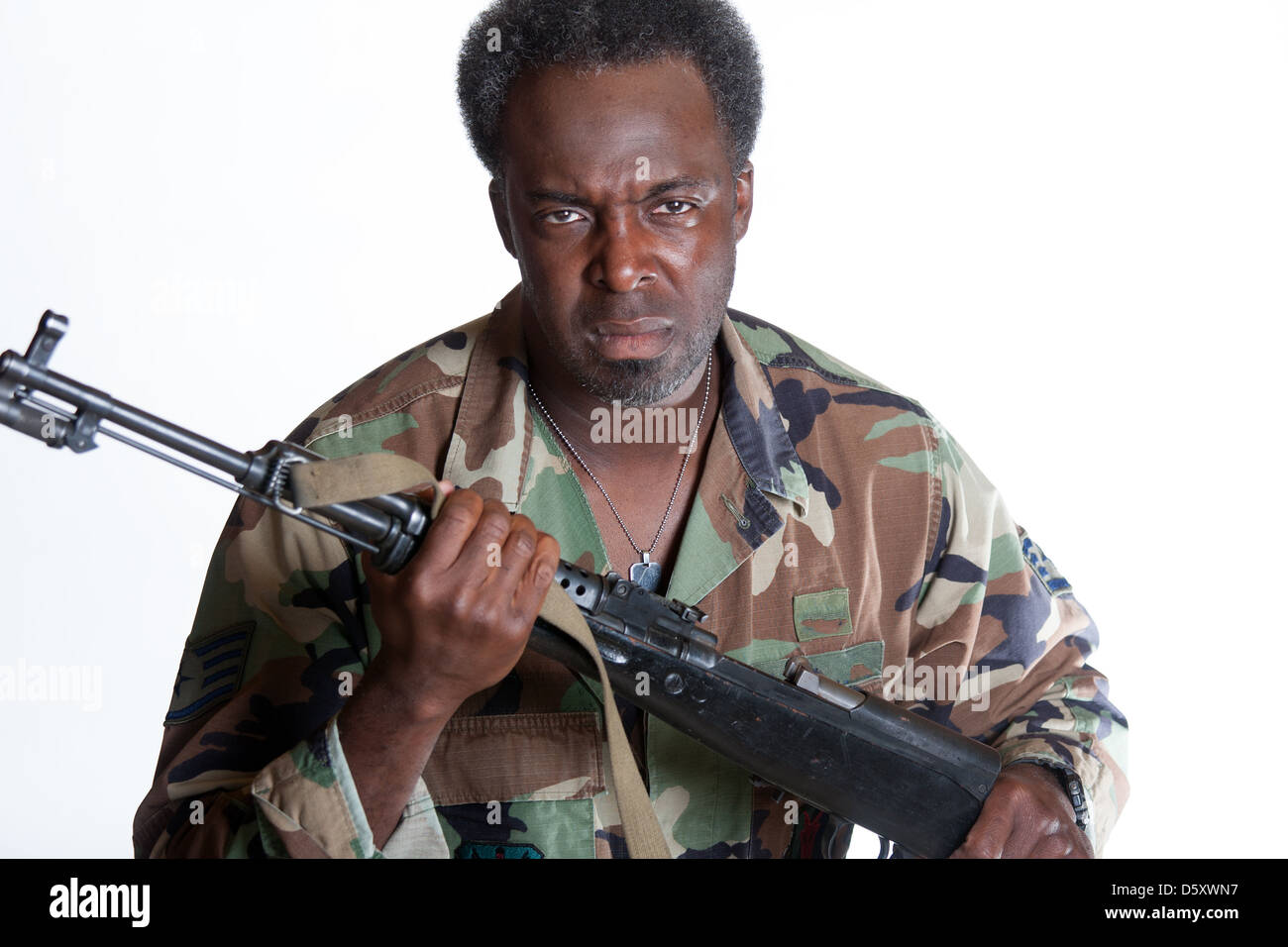 Afrikanische amerikanische Mann mit Gewehr in Camouflage military-Jacke Stockfoto