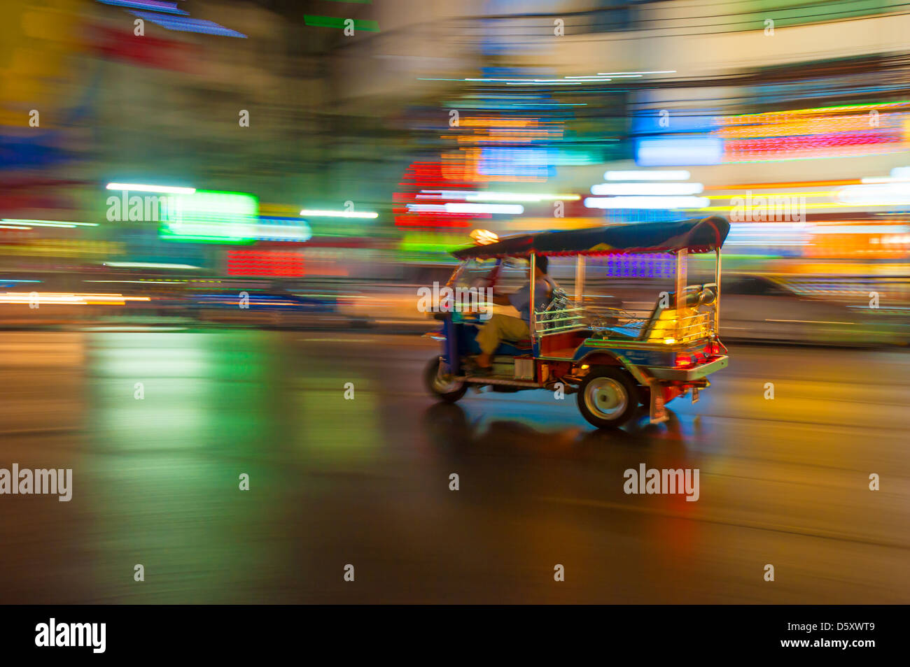 Tuk-Tuk in Bewegungsunschärfe, Bangkok, Thailand Stockfoto