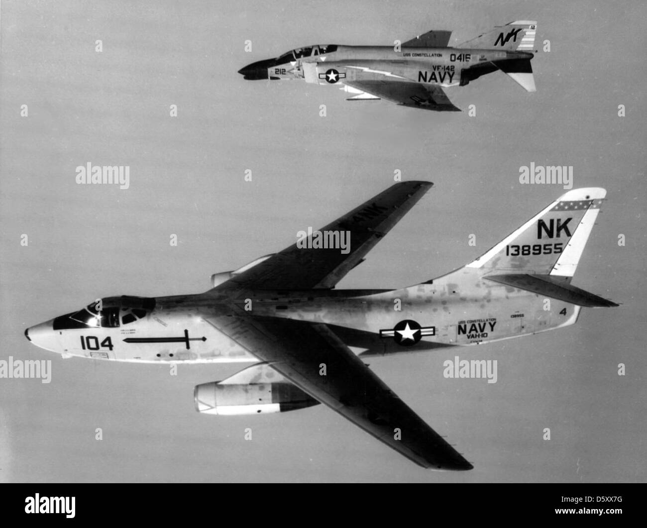 McDonnell F-4B-12-MC "Phantom II" von FS VF-142 "geisterreiter" und Douglas A-3B kywarrior' aus schwerem Angriff Squadron VAH-10 'Wikinger'. Stockfoto