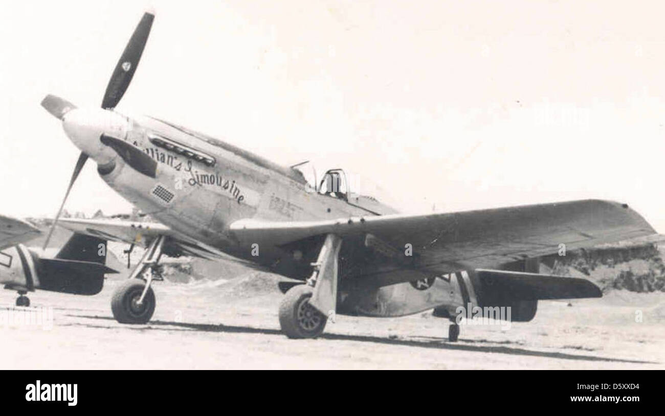 Die nordamerikanische P-51K Mustang „Lillian's Limousine“, geflogen von Captain Eugene McGuire von der 75th Fighter Squadron, 23rd Fighter Group, war ein Schlüsseljäger während des Zweiten Weltkriegs, bekannt für seine Langstreckeneskorte und Kampffähigkeiten im europäischen Theater. Stockfoto