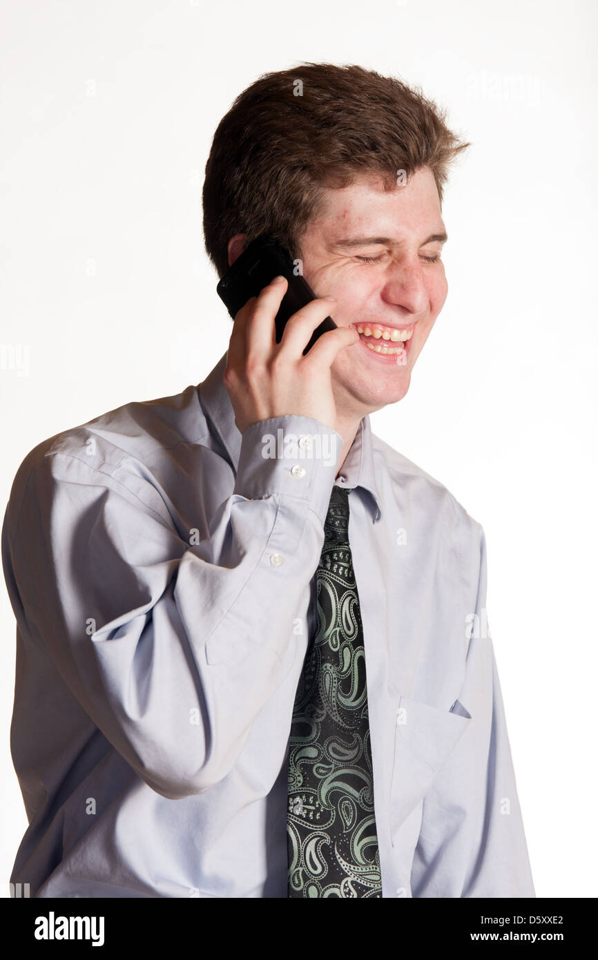 junger Geschäftsmann auf Handy in Hemd und Krawatte Stockfoto