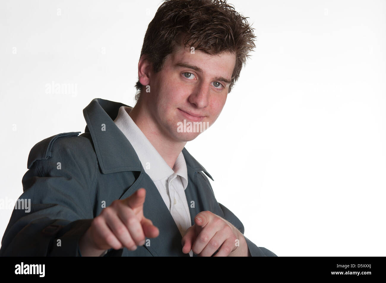 junger Mann im Trenchcoat und Polo-shirt Stockfoto