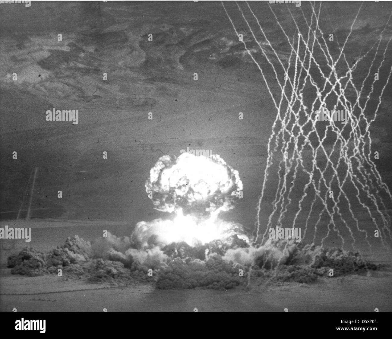 Operation Teapot war eine Reihe von Atomtests, die 1955 von den USA durchgeführt wurden, um die Wirksamkeit und Sicherheit von Atomwaffen zu bewerten. Die Tests wurden in Nevada im Rahmen des Atomtestprogramms des Kalten Krieges der US-Regierung durchgeführt. Stockfoto