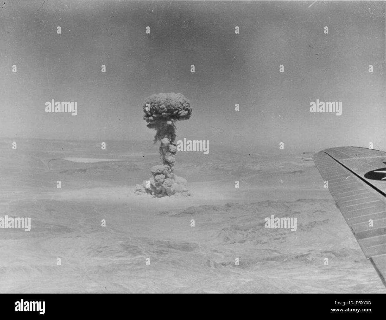Operation Teapot's MET (Military Effects Test) beinhaltete Atomtests am 15. April 1955 auf dem Nevada Test Site. Ein fotografisches Flugzeug der US Air Force machte eine große Ansicht der Explosion. Stockfoto