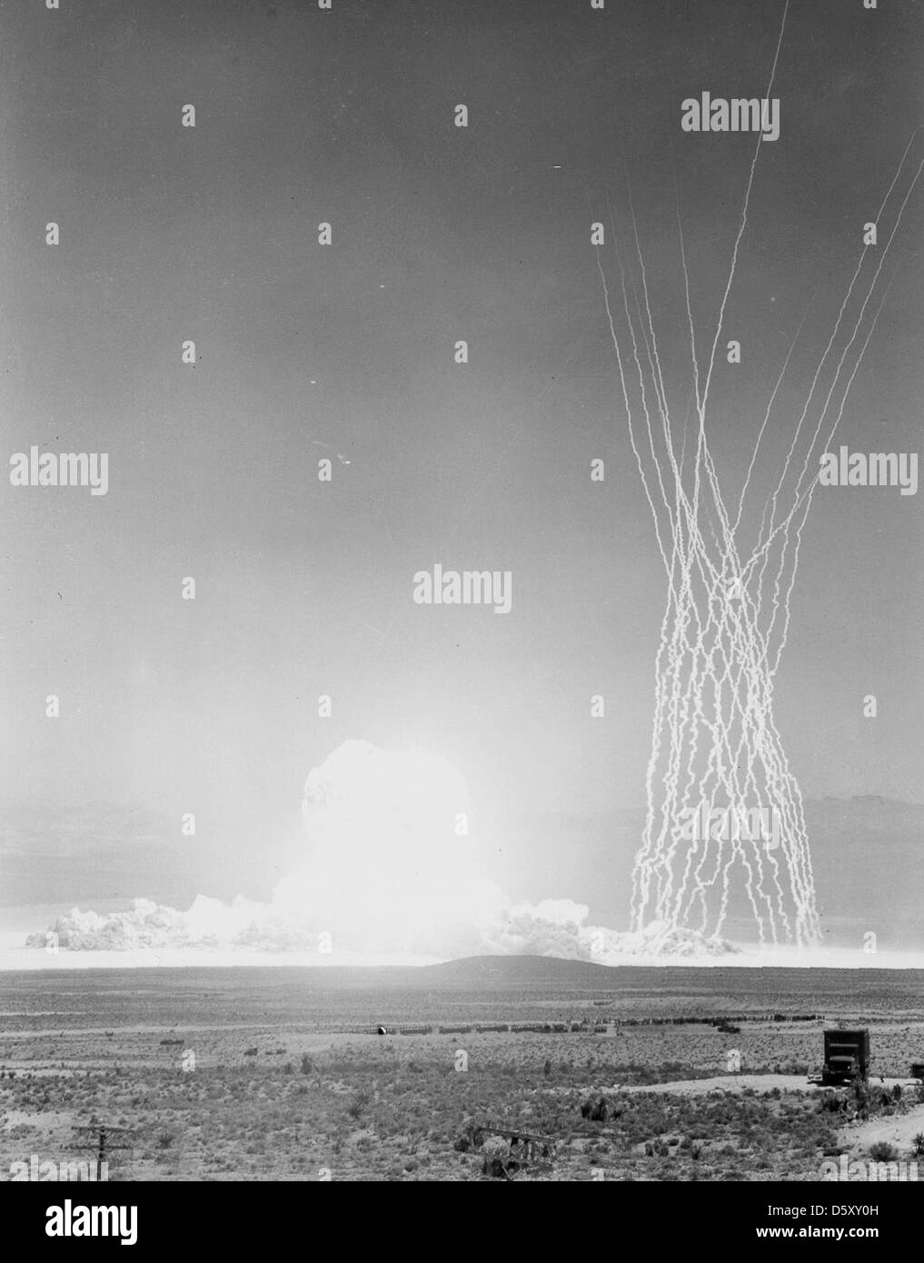 Operation Teapot’s MET (Military Effects Test) am 15. April 1955 war ein Atomtest, der auf dem Nevada Test Site durchgeführt wurde, um die Auswirkungen nuklearer Detonationen auf militärische Ausrüstung und Personal zu untersuchen. Stockfoto