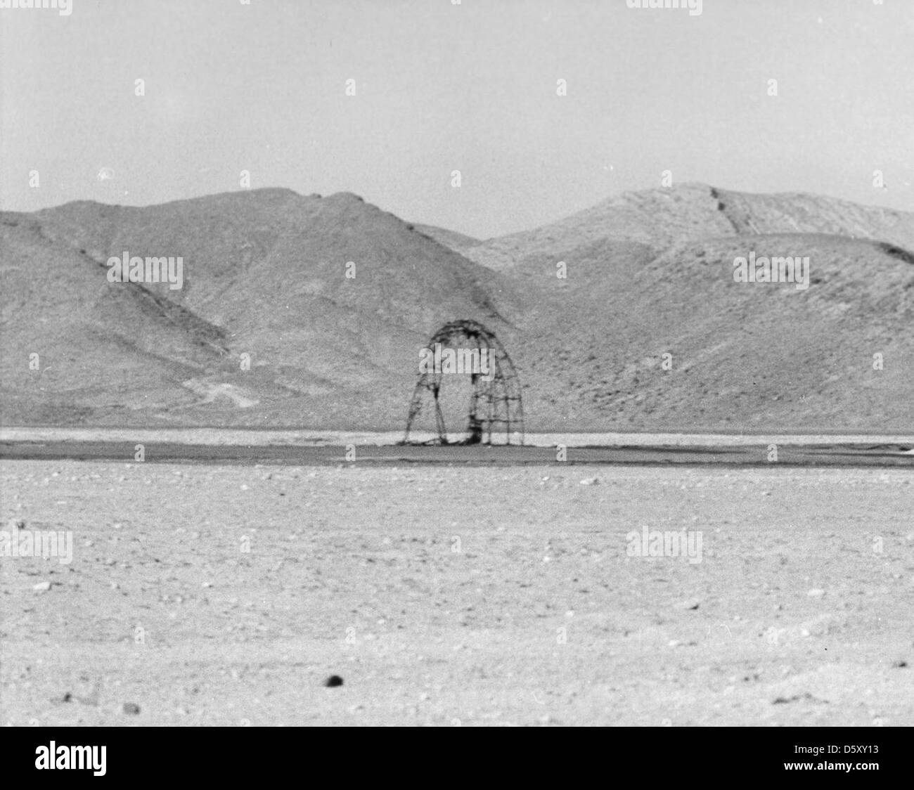 Die Überreste des Turms, der bei der Operation Teapot, einer Reihe von Atomtests, die am 22. März 1955 auf dem Nevada Test Site durchgeführt wurden, verwendet wurde, sind hier zu sehen. Stockfoto