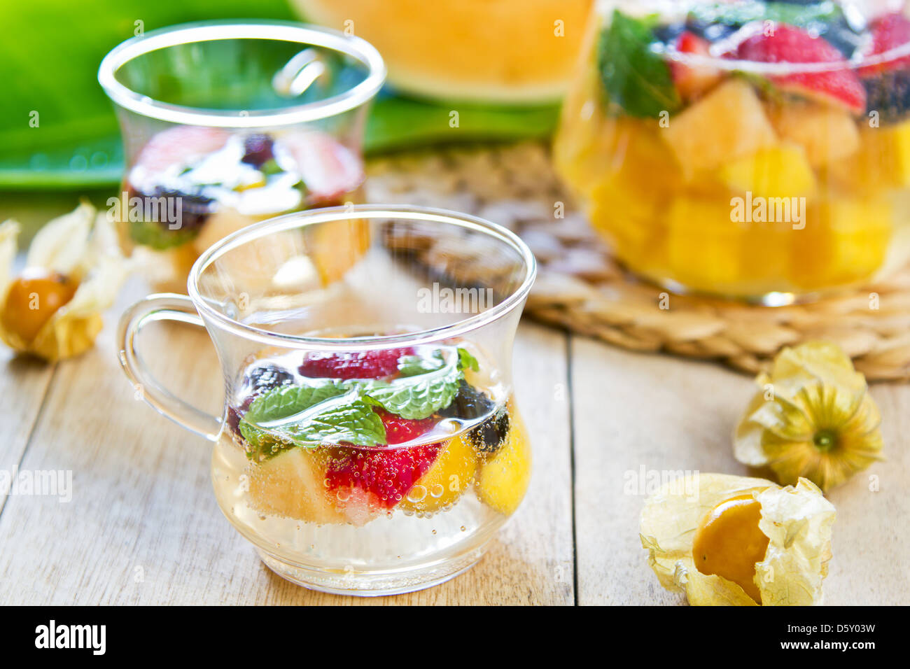 Sorten von Früchten mit Minze und Limonade Stockfoto