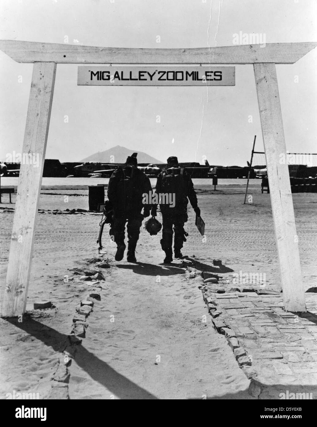 Korea-Krieg - "Mig Alley" - berühmte Foto von das Torii-Tor auf der North American f-86 "Sabre" Flightline in Kimpo AB. Stockfoto