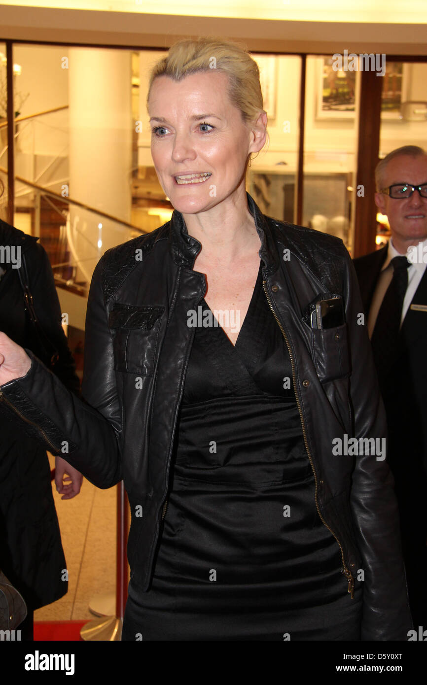 Alexandra Iwan Bei Parfumerie Schnitzler Wahrend Der Beauty Messe International Dusseldorf 18 03 11 Stockfotografie Alamy