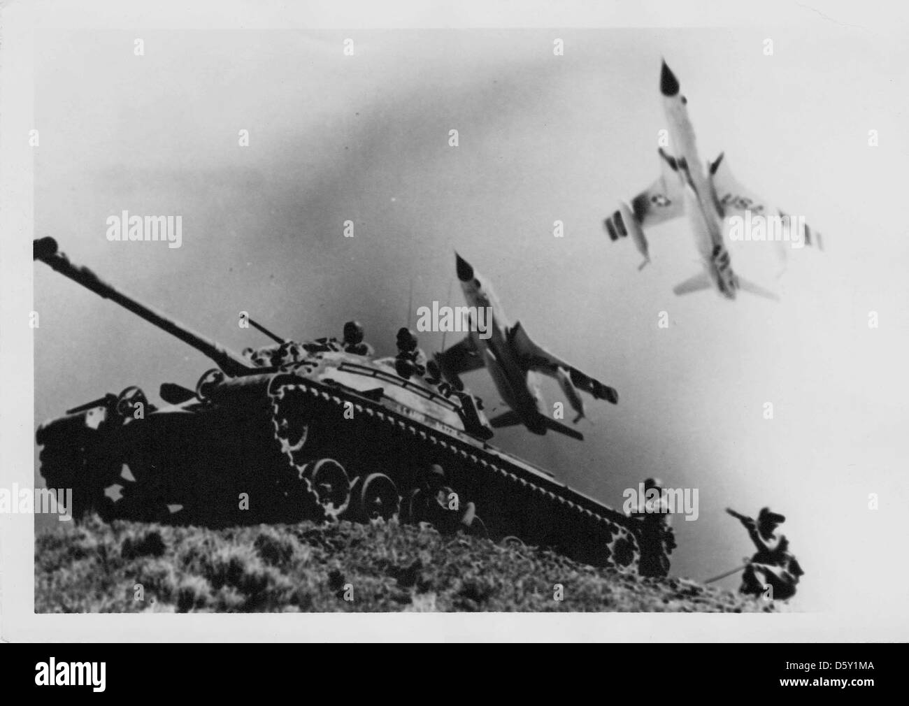 Republik F-105 'McDonnell"fliegen über einem M48 Patton-Panzer während 'Operation Coulee Crest'. Stockfoto