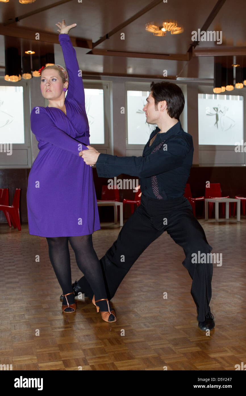 Maite Kelly Und Professioneller Tanzer Christian Polanc Proben Fur Rtl Tv Let S Dance Tanzschule Schulerecki Tanzshow Stockfotografie Alamy