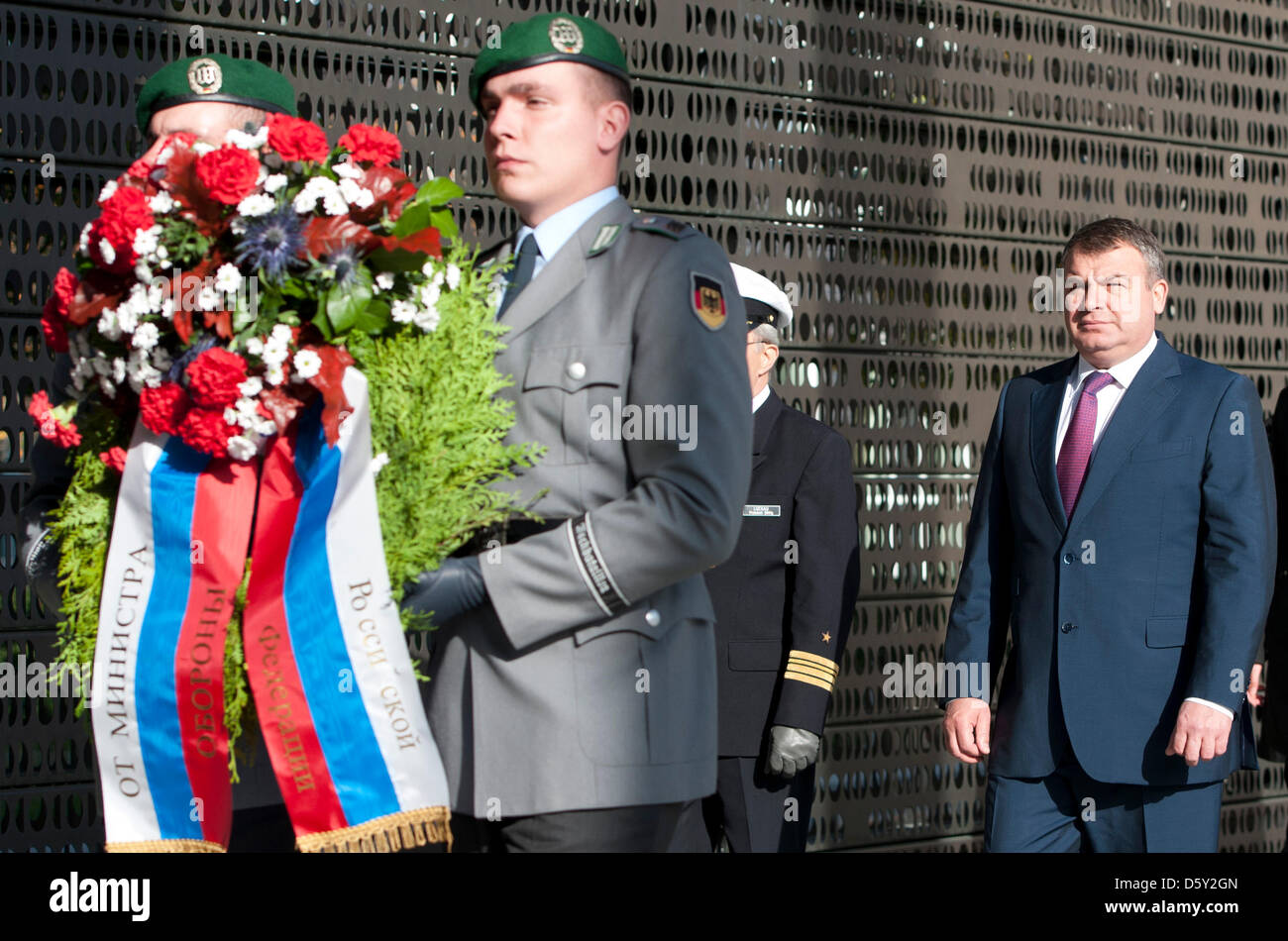 Russischen Minister für Defence Anatoliy Serdyukov (R) besucht eine Zorn-Verlegung Zeremonie im Bendlerblock in Berlin, Deutschland, 8. Oktober 2012. Bundesminister der Verteidigung de Maiziere empfangen Serdjukow mit militärischen Ehren. Foto: Marc Tirl Stockfoto