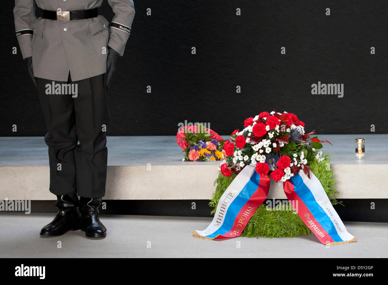 Ein deutscher Soldat steht neben einem Zorn Absetzen von russischen Minister für Verteidigung Serdjukow im Bendlerblock in Berlin, Deutschland, 8. Oktober 2012. Bundesminister der Verteidigung de Maiziere empfangen Serdjukow mit militärischen Ehren. Foto: Marc Tirl Stockfoto