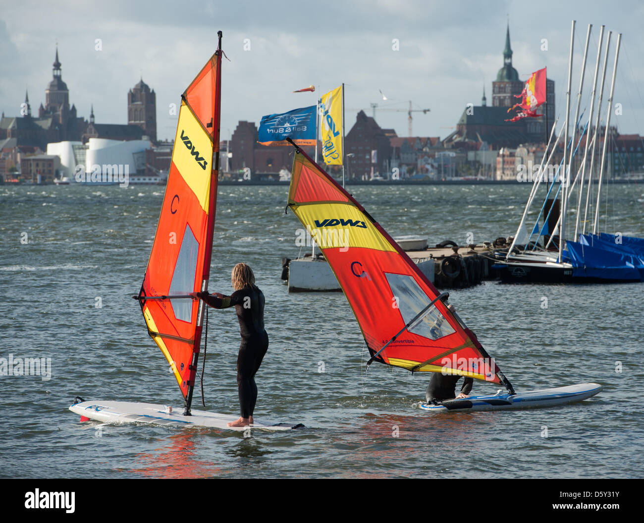 Menschen Surfen auf den Strelasund vor der Hansestadt Stralsund, Deutschland, 8. Oktober 2012. Die Athleten Praxis im Laufe des Jahres eine zwölfmonatige Ausbildung als Segeln und Wassersport-Coach. Foto: Stefan Sauer Stockfoto