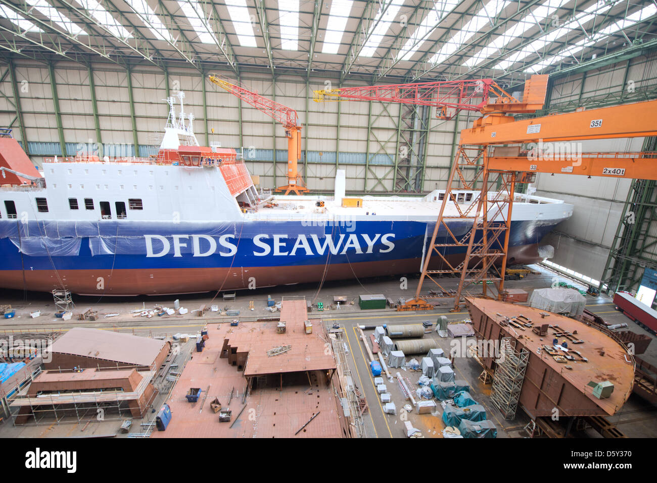 Mitarbeiter der Volkswerft Stralsund arbeiten auf einem speziellen Frachter für die dänische Reederei DFDS a/s in der P + S Werft in Stralsund, Deutschland, 9. April 2013. Der Insolvenzverwalter zeigen aktuelle Entwicklungen im Verfahren der Konkurs P + S Werften am 10. April. Foto: STEFAN SAUER Stockfoto