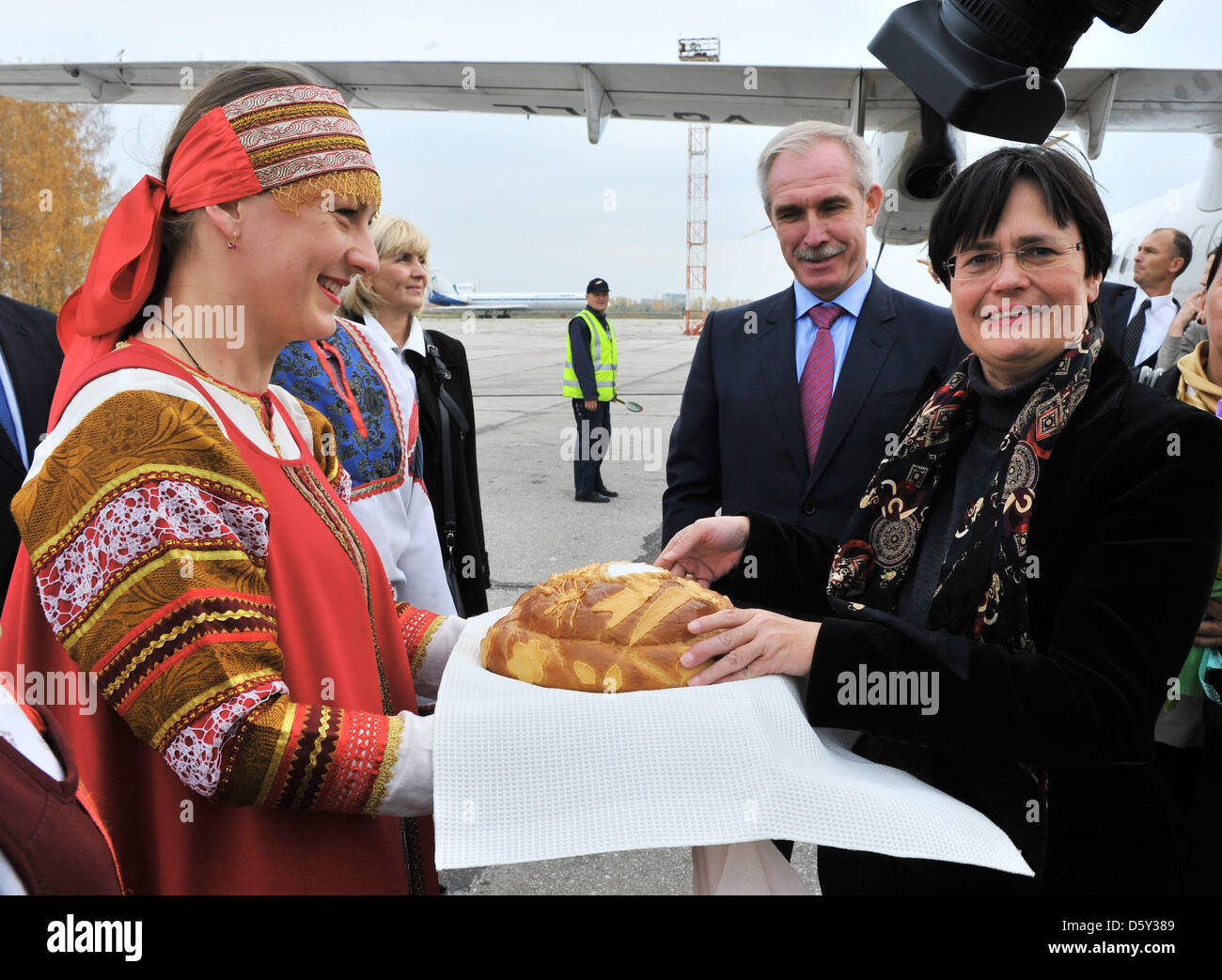 Thüringer Premier Christine Lieberknecht (R) wird durch den Gouverneur von Ulyanovsk Oblast Sergej Morosow (2-R) mit Brot und Salz auf dem Flughafen in Uljanowsk, Deutschland, 9. Oktober 2012 begrüßt. Thüringer Premier Lieberknecht besucht Moskau und Uljanowsk mit mehr als 50 Thüringer Manager bis zum 12. Oktober. Foto: Martin Schutt Stockfoto