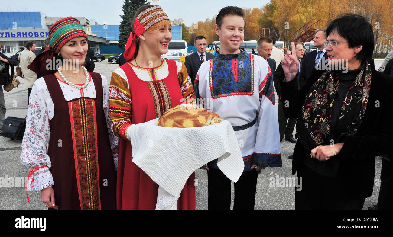 Thüringer Premier Christine Lieberknecht (R) wird mit Brot und Salz auf dem Flughafen in Uljanowsk, Deutschland, 9. Oktober 2012 begrüßt. Thüringer Premier Lieberknecht besucht Moskau und Uljanowsk mit mehr als 50 Thüringer Manager bis zum 12. Oktober. Foto: Martin Schutt Stockfoto