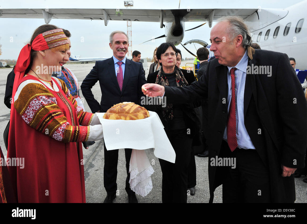 Thüringens Premier Christine Lieberknecht (2-R) und Thuringian Economy Minister Matthias Machnig (R) wird begrüßt mit Brot und Salz durch den Gouverneur des Ulyanovsk Oblast Sergey Morozov (C) am Flughafen in Uljanowsk, Deutschland, 9. Oktober 2012. Thüringer Premier Lieberknecht besucht Moskau und Uljanowsk mit mehr als 50 Thüringer Manager bis zum 12. Oktober. Foto: Martin Schutt Stockfoto