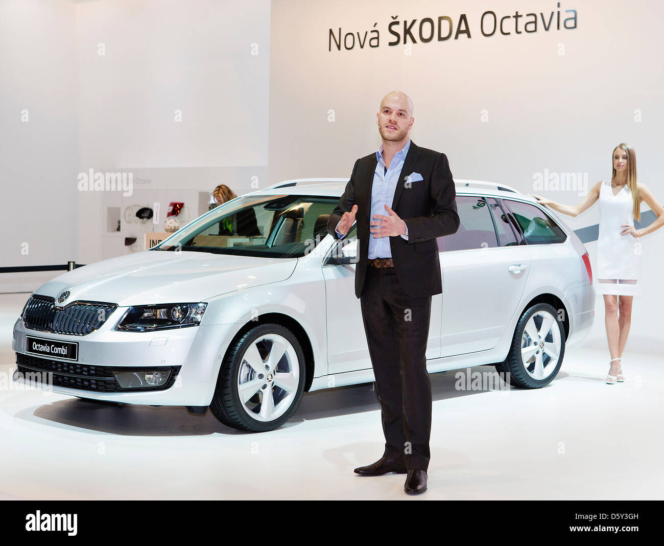 Skoda Auto-Designer Peter Olah stellt dritten Generation Skoda Octavia Combi, nachdem es für die erste Zeit heimischen Boden enthüllt Stockfoto