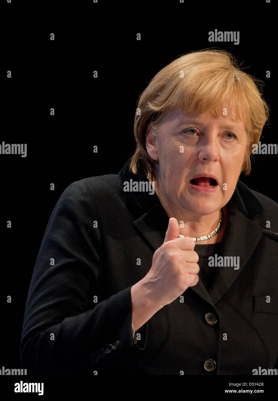 Bundeskanzlerin Angela Merkel spricht bei der CDU-Regionalkonferenz in Fulda, Deutschland, 10. Oktober 2012. Merkel beantwortete Fragen von der CDU-Basis auf einem mehrere ähnlichen Konferenzen. Foto: BORIS ROESSLER Stockfoto
