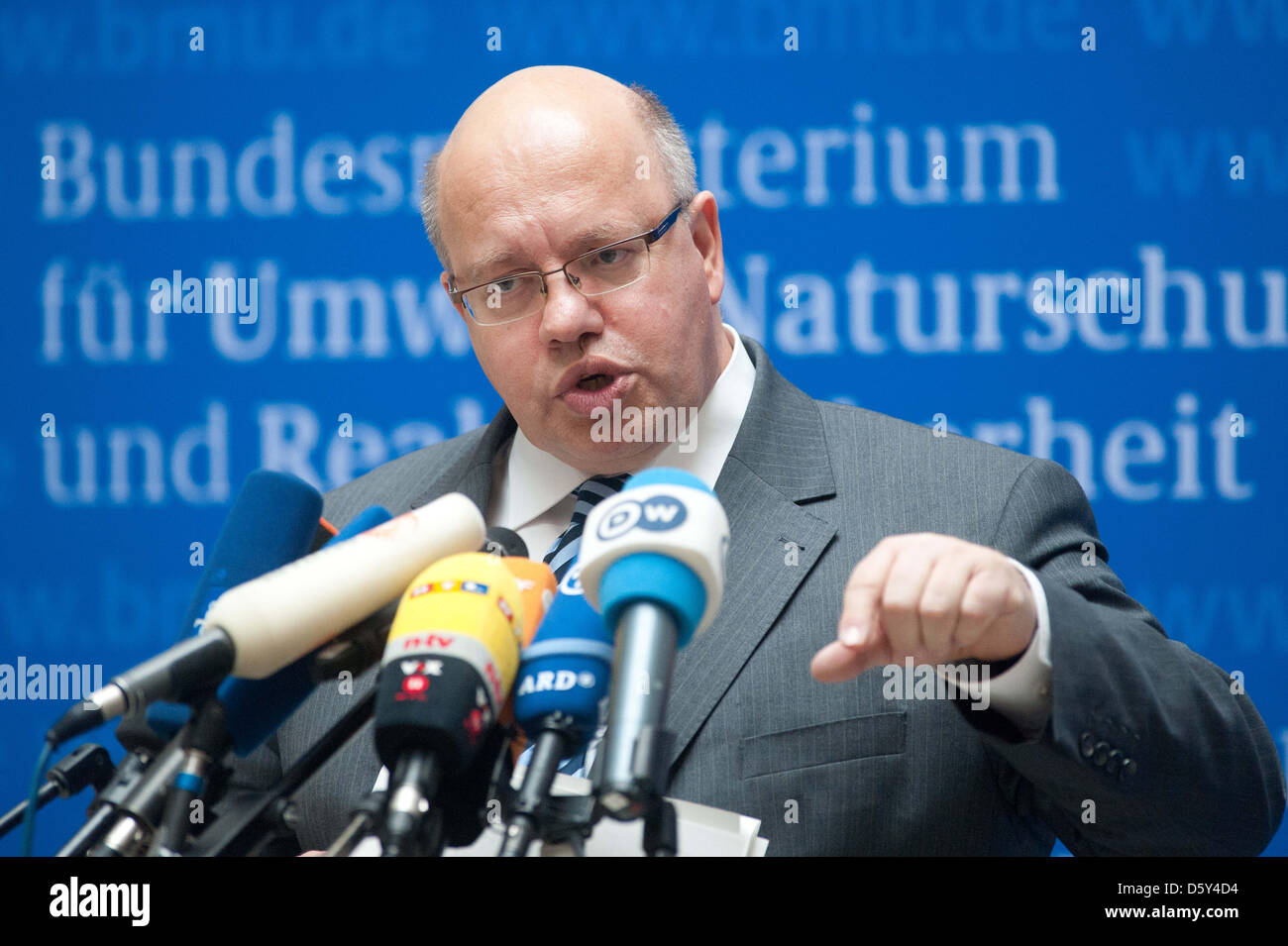 Bundesminister für Umwelt, Naturschutz und Reaktorsicherheit, Peter Altmaier spricht auf einer Pressekonferenz in Berlin, Deutschland, 11. Oktober 2012. Er präsentierte eine 10-Punkte-Politik um das erneuerbare Energien Gesetz (EEG) zu reformieren. Foto: Maurizio Gambarini Stockfoto