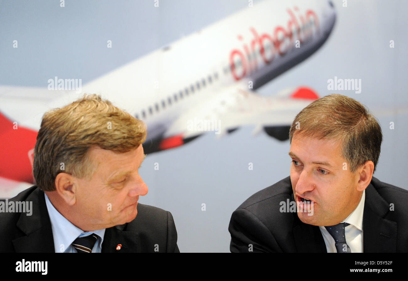 Der Ceo Von Airberlin Hartmut Mehdorn L Und General Manager Des Hamburg Airport Michael Eggenschwiler Halten Eine Pressekonferenz In Hamburg Deutschland 12 Oktober 12 Themen Des es Waren Unter Anderem Investionen Von