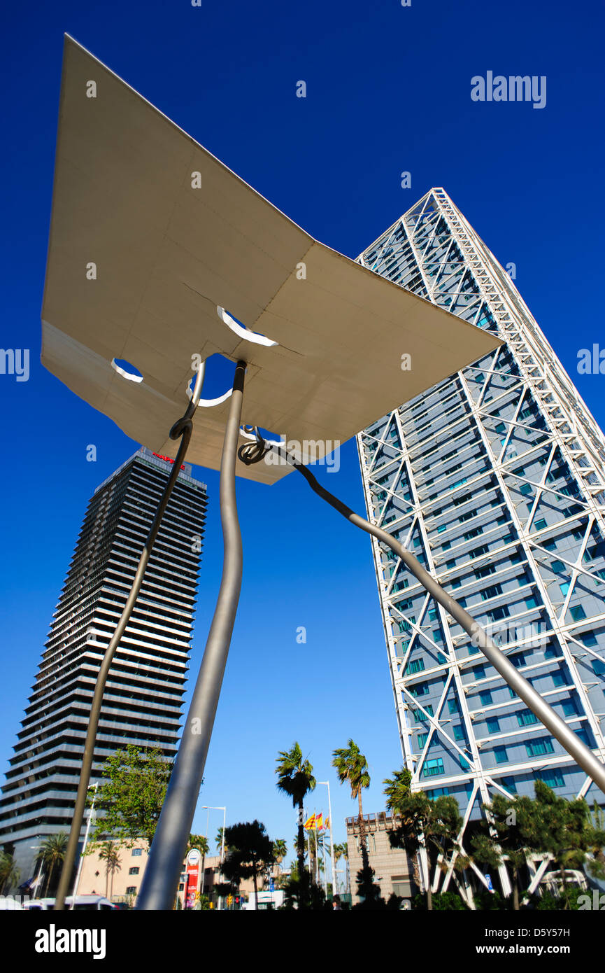 Mapfre Tower und das Hotel Arts mit David und Goliath Skulptur in Barcelona, Spanien Stockfoto
