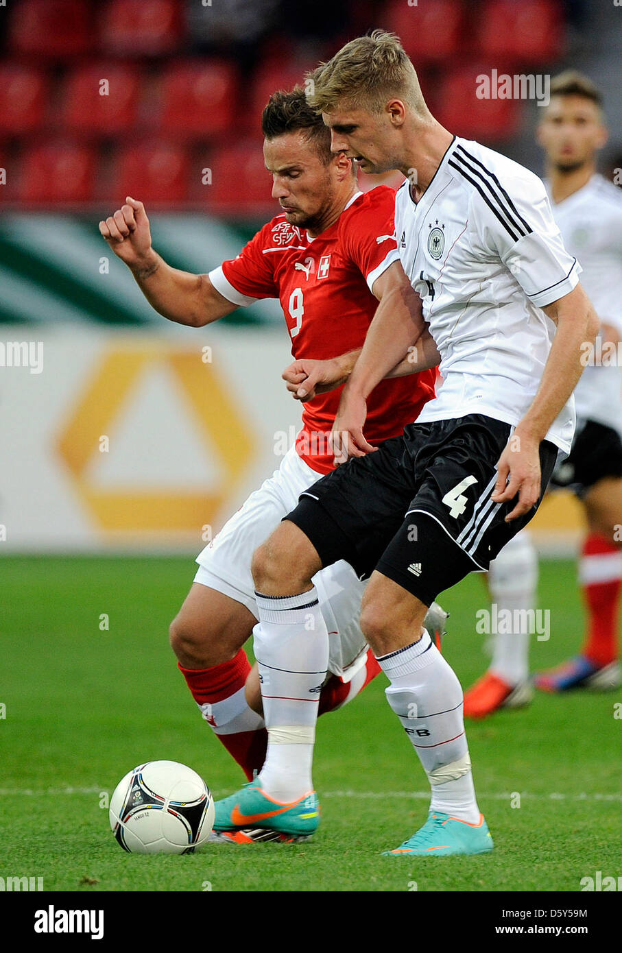 Lasse Sobiech (R) Deutschlands und der Schweiz Haris Seferovic wetteifern  um den Ball während U21 UEFA Fußball EM-Qualifikationsspiel zwischen  Deutschland und der Schweiz in der BayArena in Leverkusen, Deutschland, 12.  Oktober 2012.