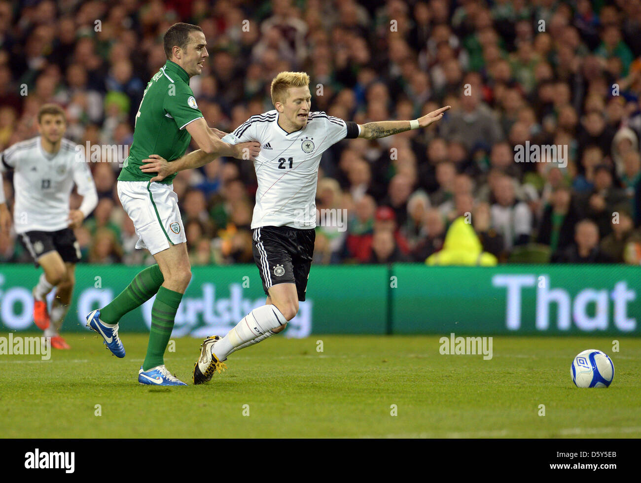 Deutschlands Marco Reus (R) ist Tackeld von Irlands John O'Shea während der FIFA WM 2014 Qualifikation Fußballspiel zwischen Irland und Deutschland im Aviva Stadium in Dublin, Irland, 12. Oktober 2012. Foto: Federico Gambarini/Dpa +++(c) Dpa - Bildfunk +++ Stockfoto