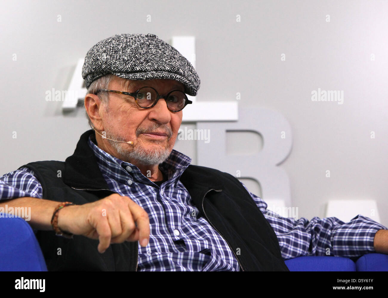 Argentinischen Künstlers Guillermo Mordillo sitzt auf der Buchmesse die "blauen Sofa" auf der Buchmesse in Frankfurt Am Main, Deutschland, 13. Oktober 2012. Foto: Susannah V. Vergau Stockfoto