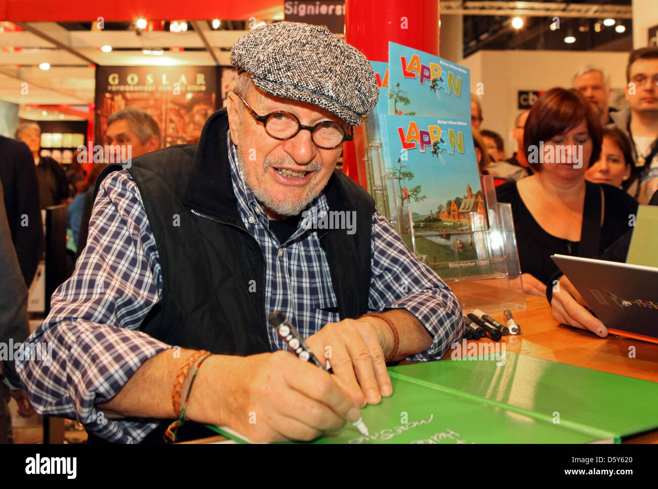 Argentinischen Künstlers Guillermo Mordillo sitzt auf der Buchmesse die "blauen Sofa" auf der Buchmesse in Frankfurt Am Main, Deutschland, 13. Oktober 2012. Foto: Susannah V. Vergau Stockfoto