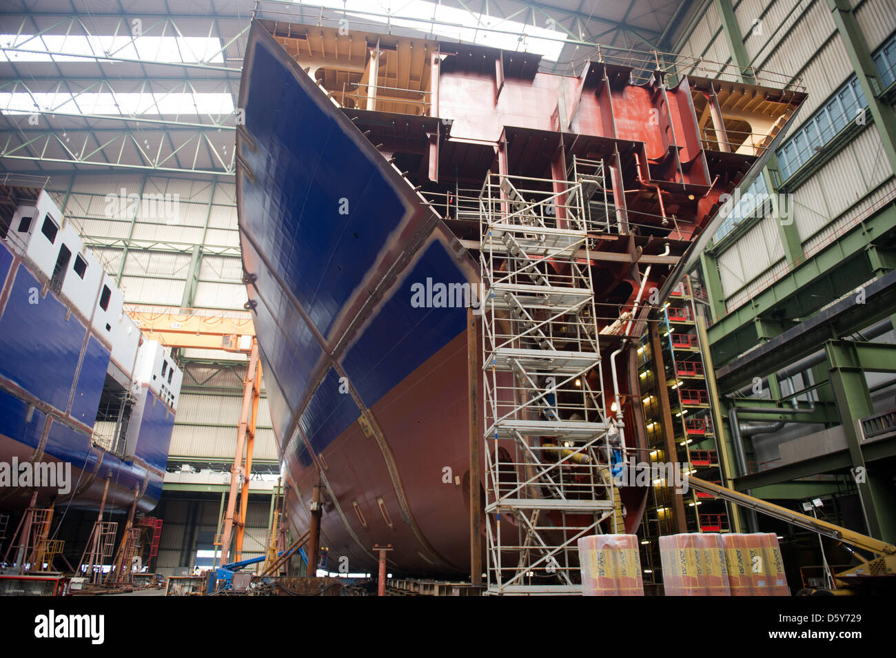 Mitarbeiter der Volkswerft Stralsund arbeiten auf einem speziellen Frachter für die dänische Reederei DFDS a/s in der P + S Werft in Stralsund, Deutschland, 9. April 2013. Der Insolvenzverwalter zeigen aktuelle Entwicklungen im Verfahren der Konkurs P + S Werften am 10. April. Foto: STEFAN SAUER Stockfoto