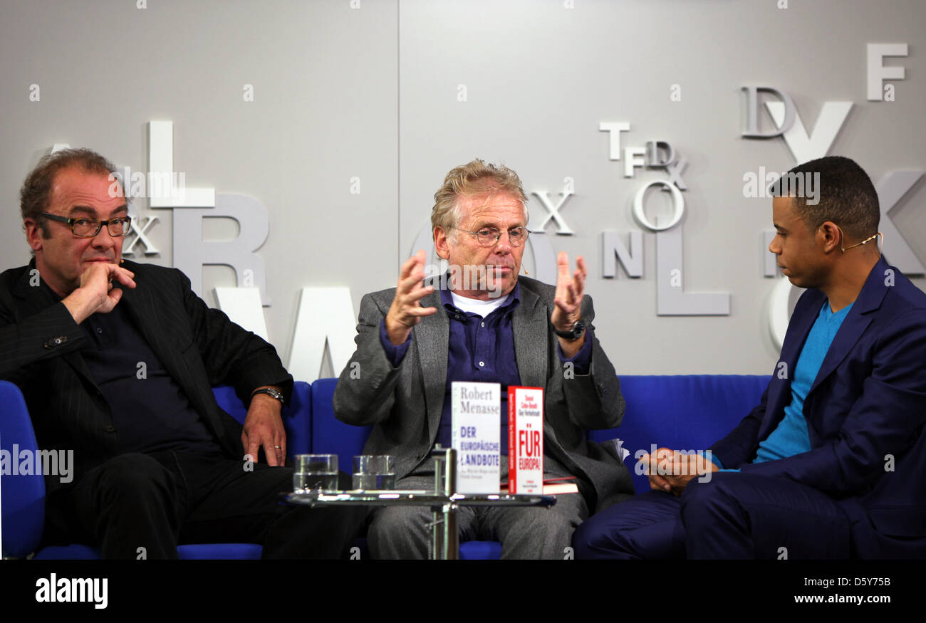 Österreichischer Schriftsteller Robert Menasse (L-R) präsentiert sein neue Buch "Der Europaeische Landbote" ("The European Herald") neben Politiker Daniel Cohn-Bendit (aktuelles Buch "Fuer Europa"; "Für Europa") und Moderator René Aguigah auf der Buchmesse in Frankfurt/Main, Deutschland, 10. Oktober 2012. Foto: Susannah V. Vergau Stockfoto