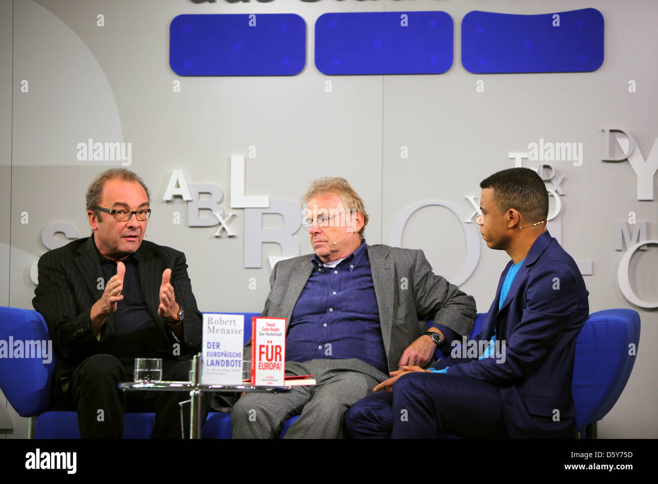 Österreichischer Schriftsteller Robert Menasse (L-R) präsentiert sein neue Buch "Der Europaeische Landbote" ("The European Herald") neben Politiker Daniel Cohn-Bendit (aktuelles Buch "Fuer Europa"; "Für Europa") und Moderator René Aguigah auf der Buchmesse in Frankfurt/Main, Deutschland, 10. Oktober 2012. Foto: Susannah V. Vergau Stockfoto