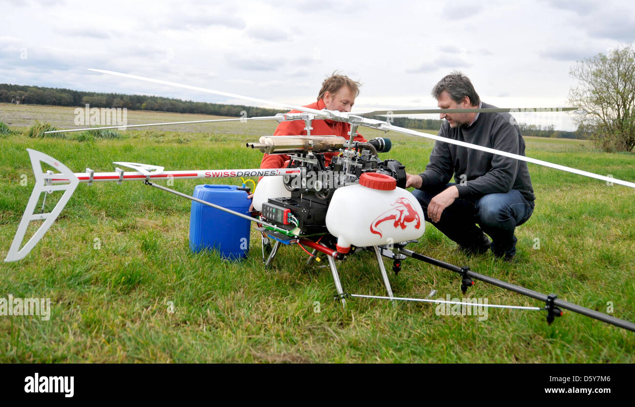 Daniel Kraettli (L) von der Verwaltung der Schweizer Drohnen und Freimut Stephan (Projektkoordination aus dem Service-Center des ländlichen Raumes (DLR) Mosel bereitet den Start einer Drohne gegen gegen Eiche Pinienprozessionsspinner in Paplitz, Deutschland, 15. Oktober 2012. Kleine und wendig-Drohne könnte vor allem in dicht besiedelten Gebieten laut Bundesinstitut für Materi verwendet werden Stockfoto