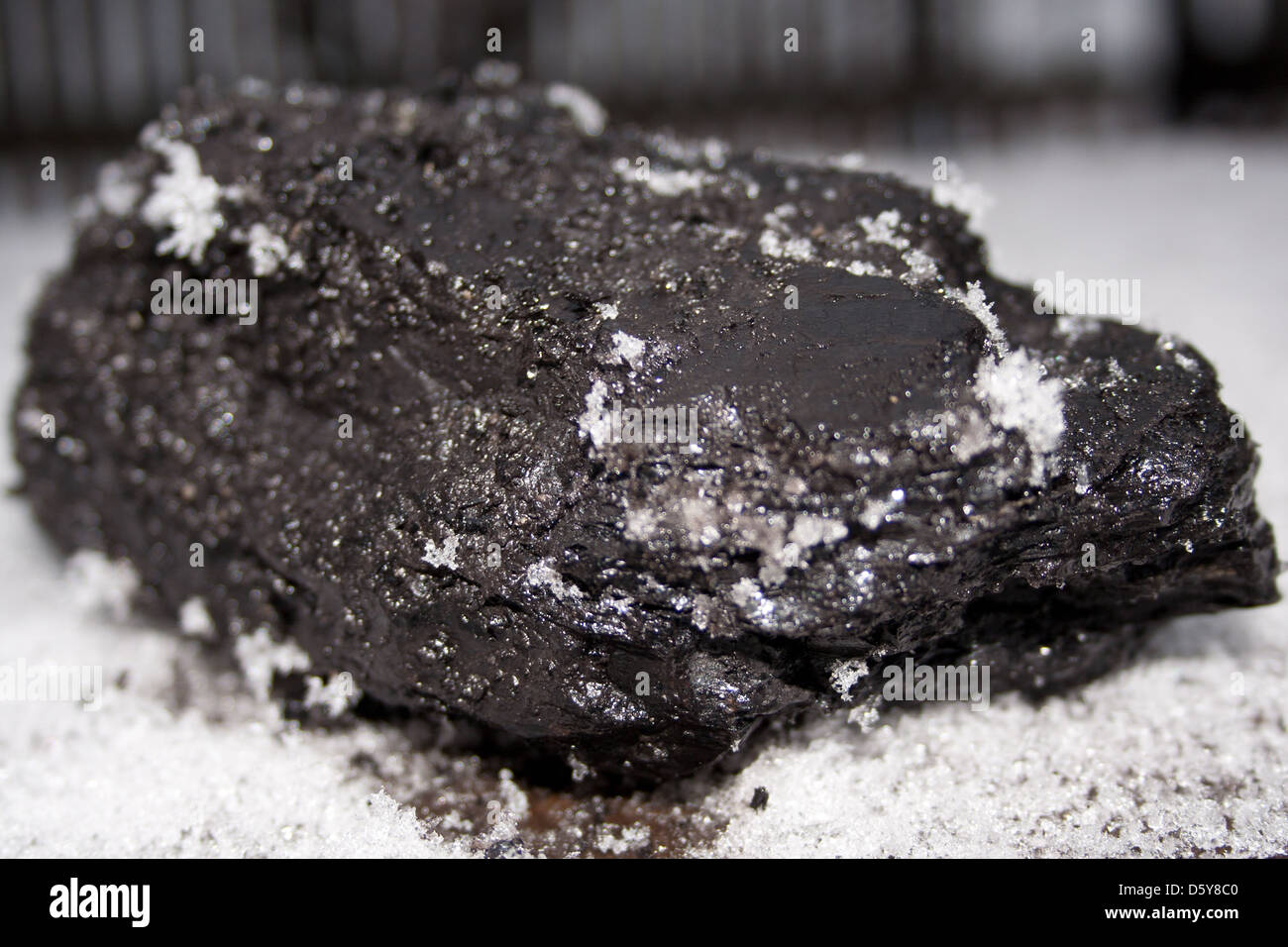 schwarze Kohle, Kohle liegen im Schnee, das schwarze Gold von Donezk Stockfoto