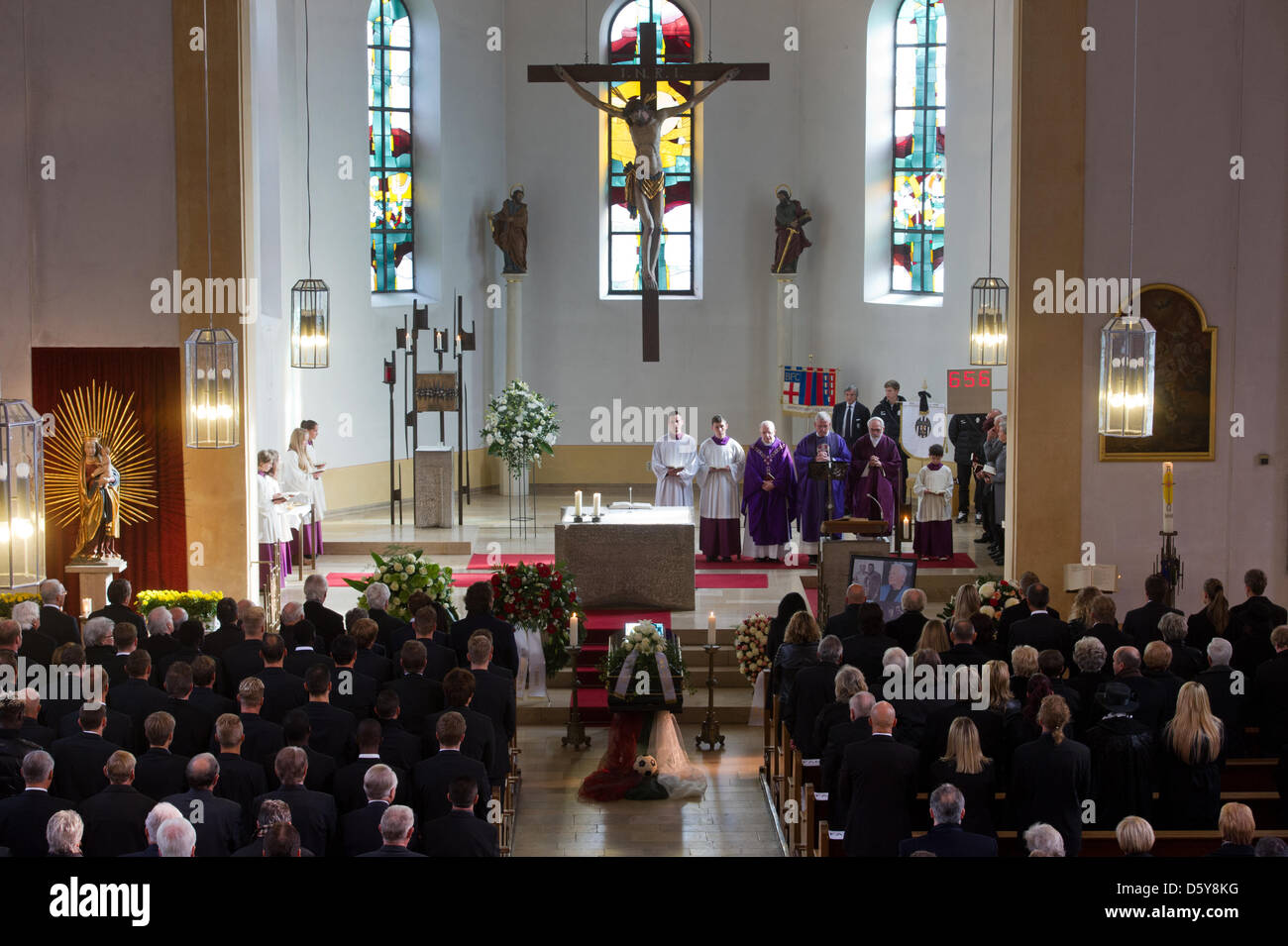 Verwandte und Vertreter aus dem Bereich des Fußballs zu besuchen die Trauerfeier des ehemaligen deutschen Fußballspieler Helmut Haller am Sankt Peter Und Paul Church in Augsburg, Deutschland, 18. Oktober 2012. Der Vizeweltmeister 1966 starb am 11. Oktober 2012 im Alter von 73 Jahren. Foto: PETER KNEFFEL Stockfoto