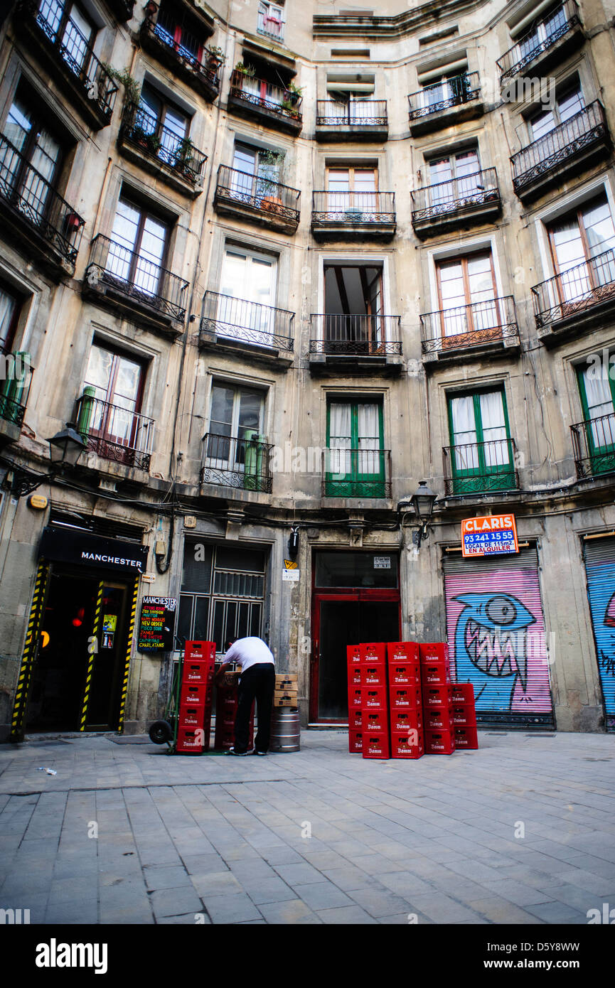 Traditionelle Straße mit Balkonen im gotischen Viertel von Barcelona. Stockfoto